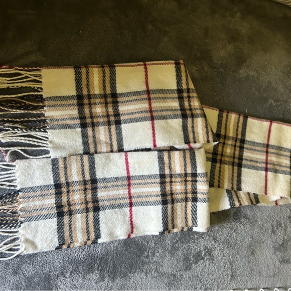 Plaid scarf Italian design. - Picture 2 of 3